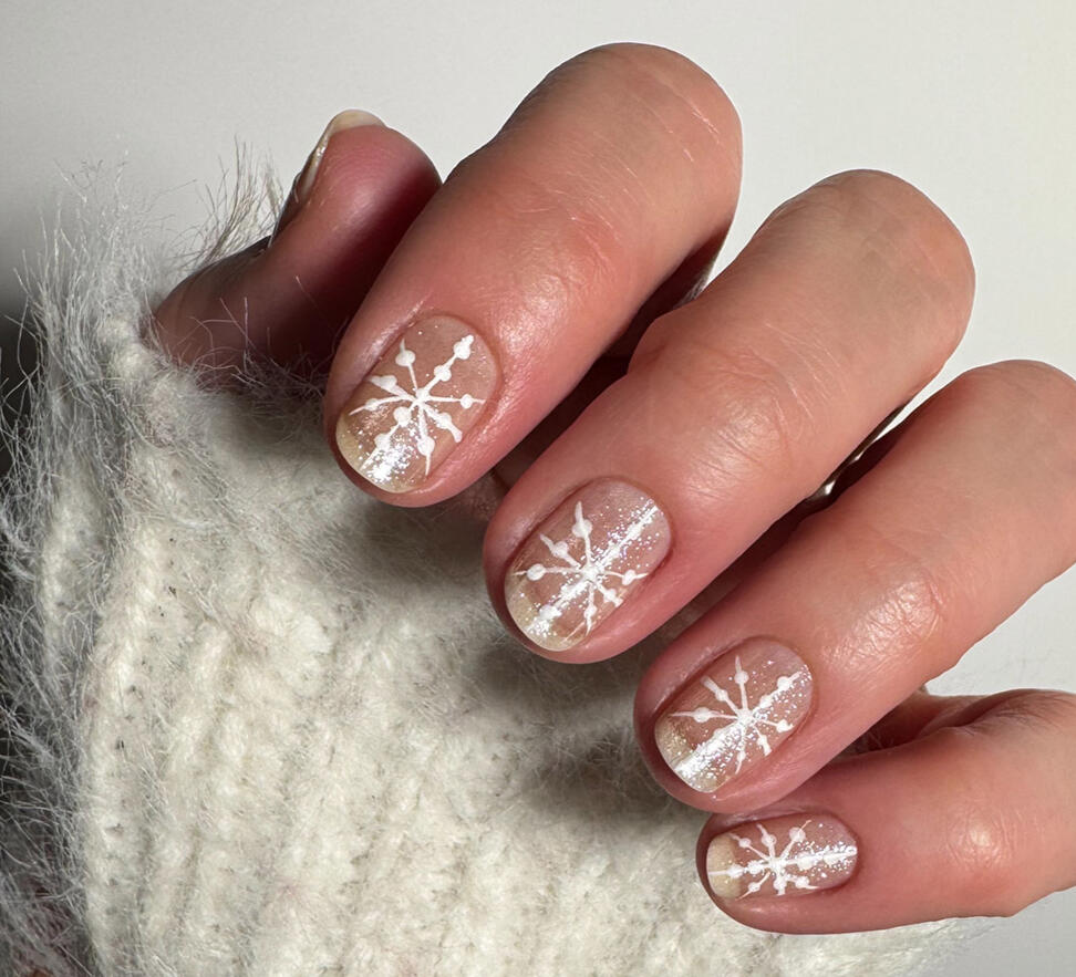 Clean negative-space design, manucurist Active Shine, on short natural nails in daylight.